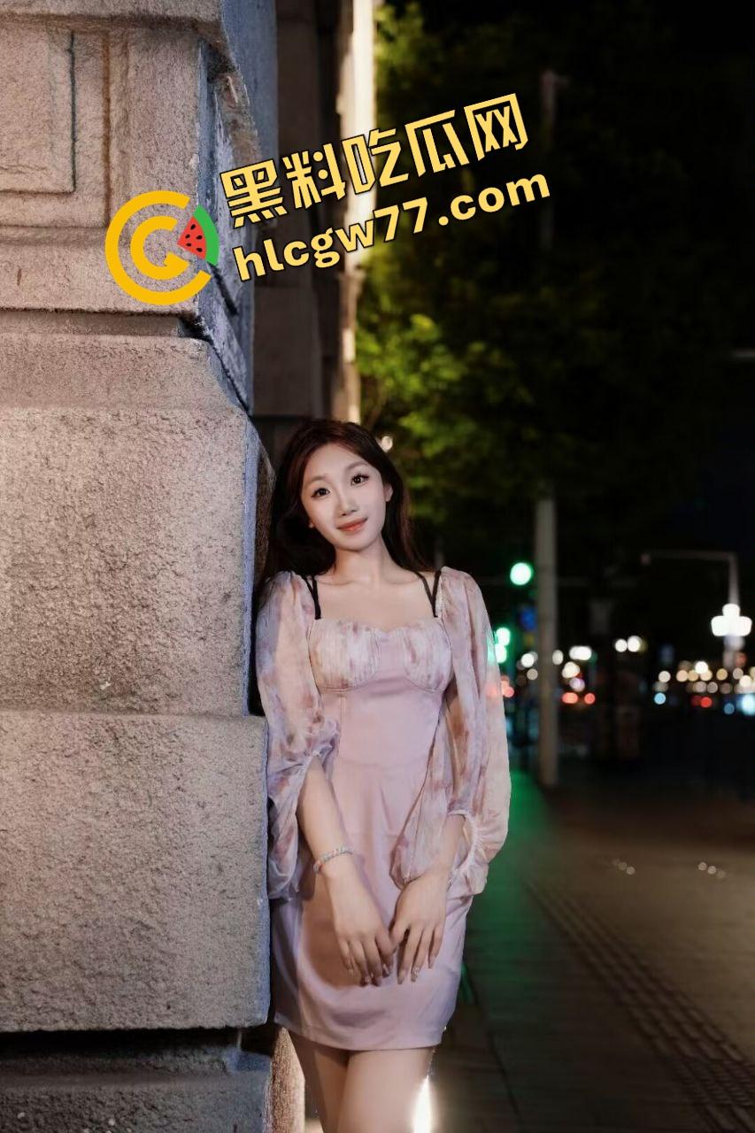 低俗直播恶趣味，妹子真空擦地板边漏奶边扭，弹幕全在喊再蹲低点，这年头女的玩的都开！-5