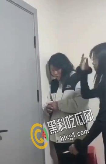 “说话呀 你他妈要死啦？”一帮精神小太妹合伙把老实人骗到楼道角落里围殴暴打 拳脚相加 下手狠毒-7