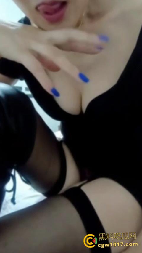 抖音极品人妻【蓝lan姨】，金主定制私拍大尺度，纤手揉奶乳交假屌，道具狂插骚穴淫水喷溅 ，淫荡本性尽显！-4