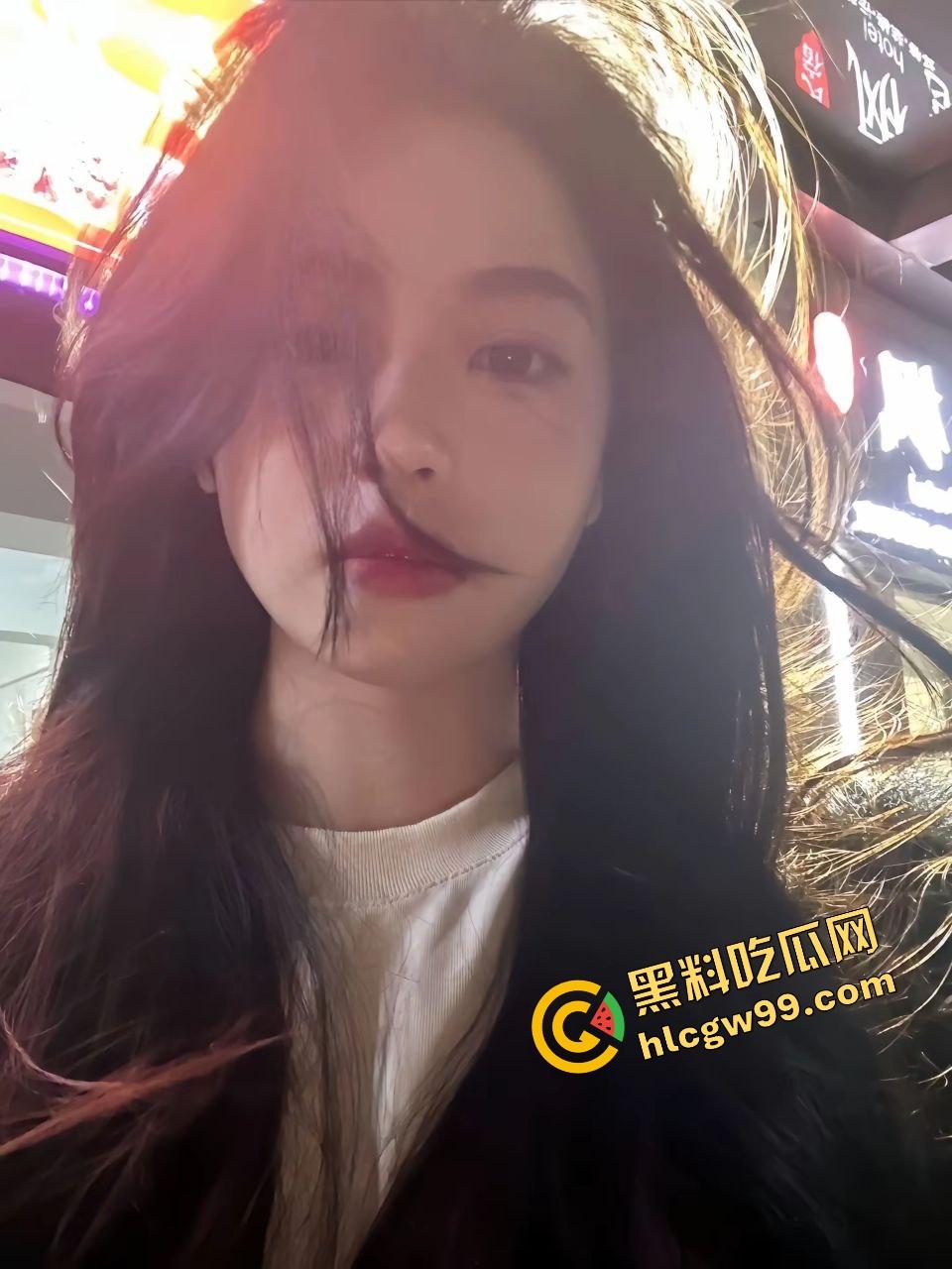 南宁甜美御姐模特骚逼【何艺瑶】辞去走秀小姐一职，化身情趣渔网骚鸡与大哥互拍A片！遭外泄独家流出！-2