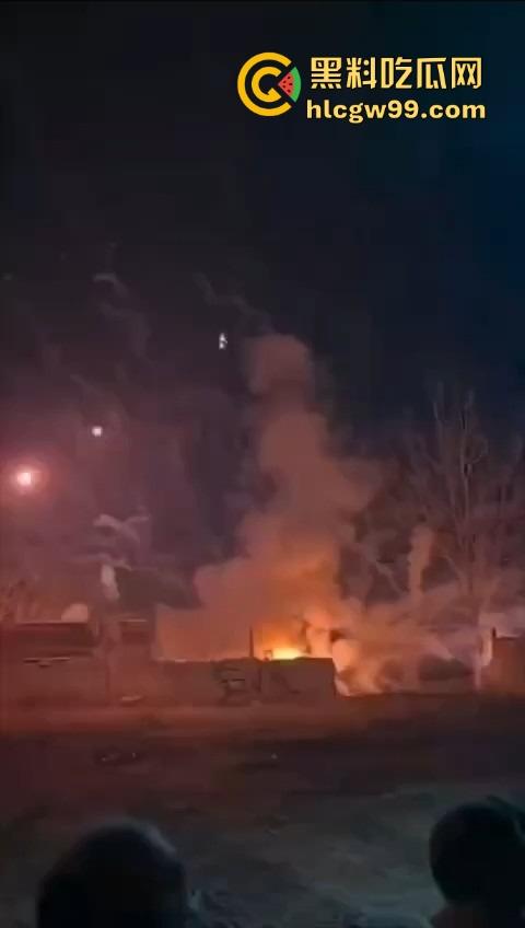 烟花爆炸翻车，观众变成靶子，本来看烟花秀，结果被烟花秀了一脸，慢一步直接喷成烟火人！-5