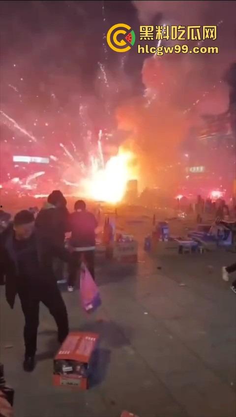 烟花爆炸翻车，观众变成靶子，本来看烟花秀，结果被烟花秀了一脸，慢一步直接喷成烟火人！-6