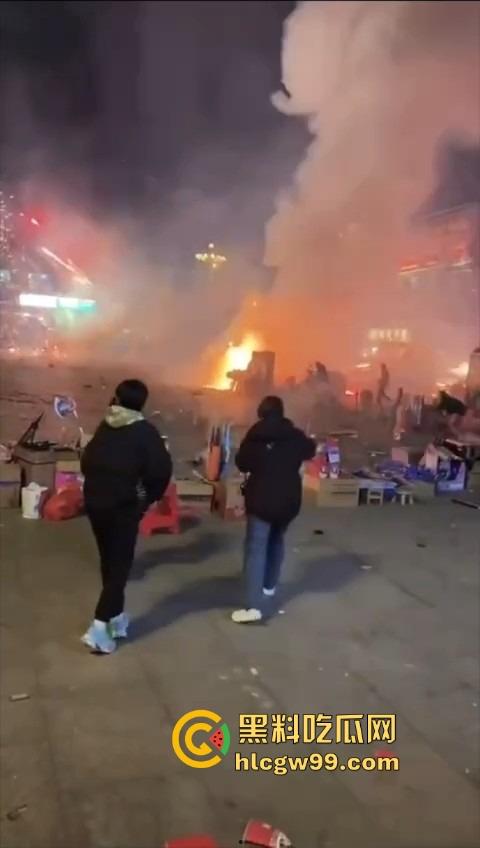 烟花爆炸翻车，观众变成靶子，本来看烟花秀，结果被烟花秀了一脸，慢一步直接喷成烟火人！-8