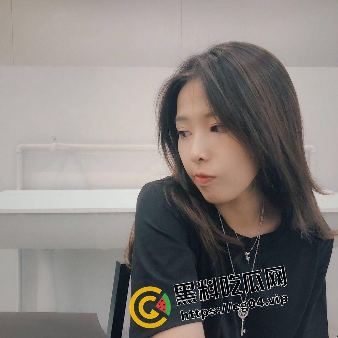 武汉大学大三反差婊学姐和摄影学弟不得不说的事情 学姐 如果我说我说我脱下你的裤子是为了艺术 你会相信吗-7