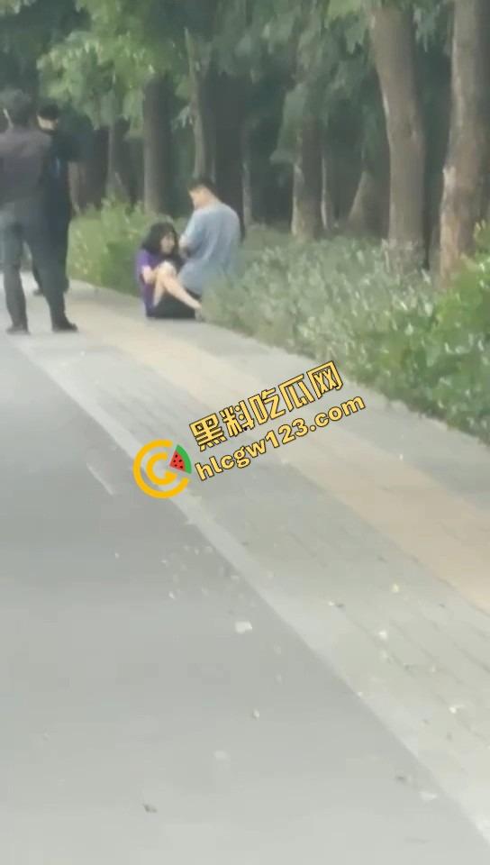 怒火攻心版路边操逼现场曝光，小伙脱裤就插当街透女友批，环卫大爷看傻，快枪十秒完事操完提裤就走！-6