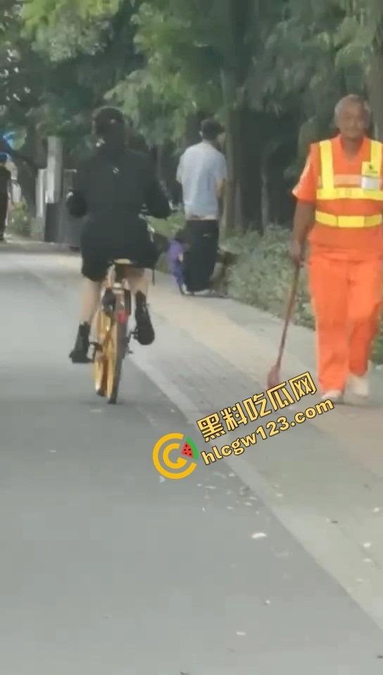 怒火攻心版路边操逼现场曝光，小伙脱裤就插当街透女友批，环卫大爷看傻，快枪十秒完事操完提裤就走！-9