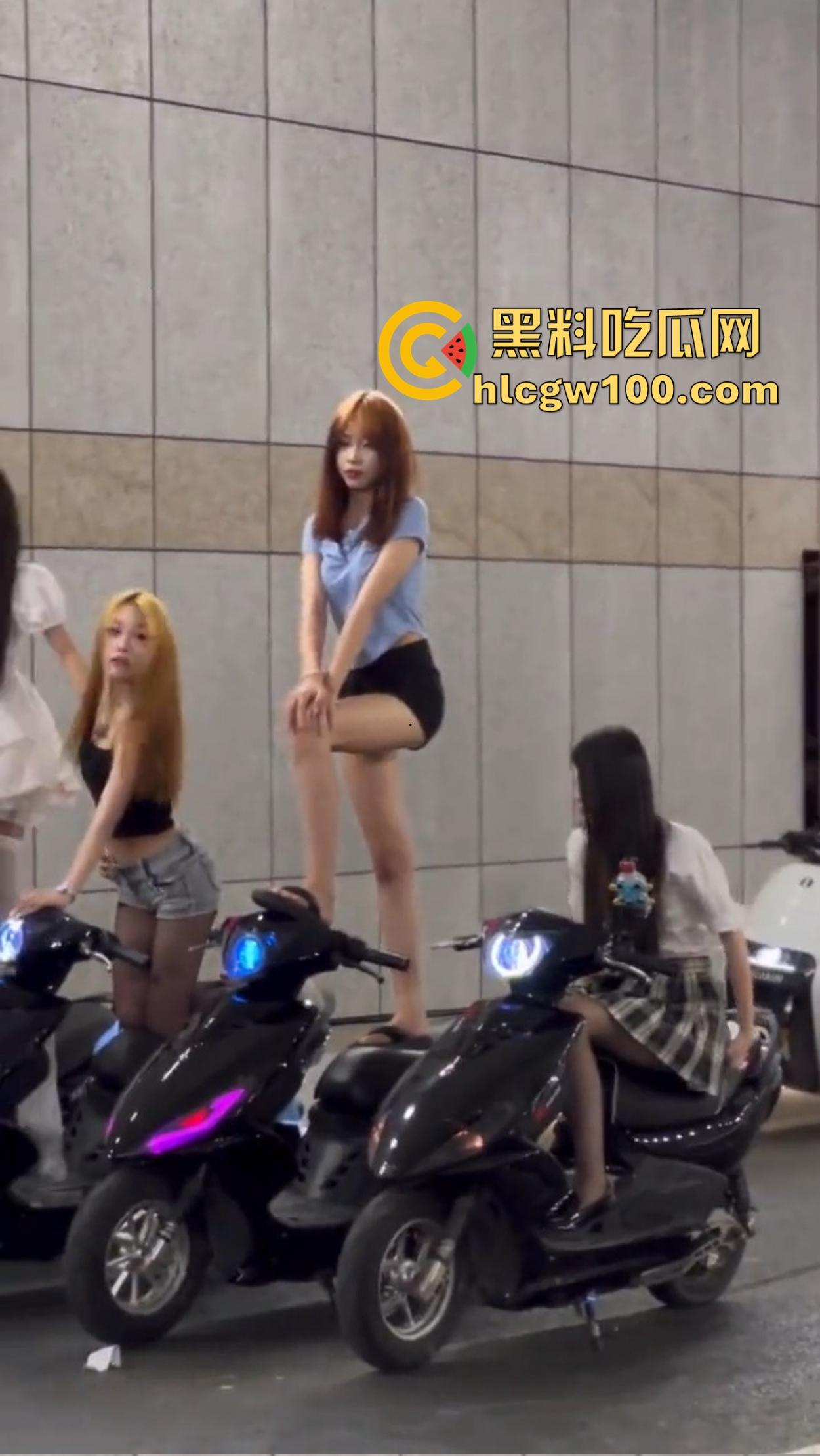 杜卡迪V4保时捷911都不如小牛电动车有排面？毕竟是黄毛精神小妹的专属神车，吃过的逼比你吃过的饭还多！-10