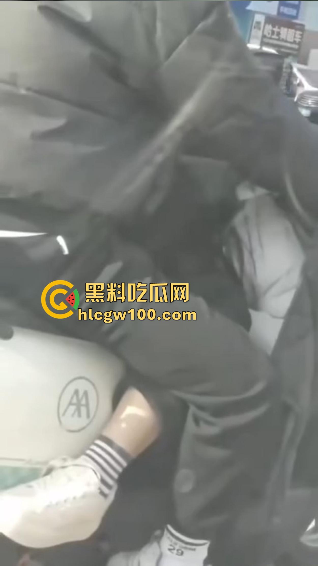 杜卡迪V4保时捷911都不如小牛电动车有排面？毕竟是黄毛精神小妹的专属神车，吃过的逼比你吃过的饭还多！-14