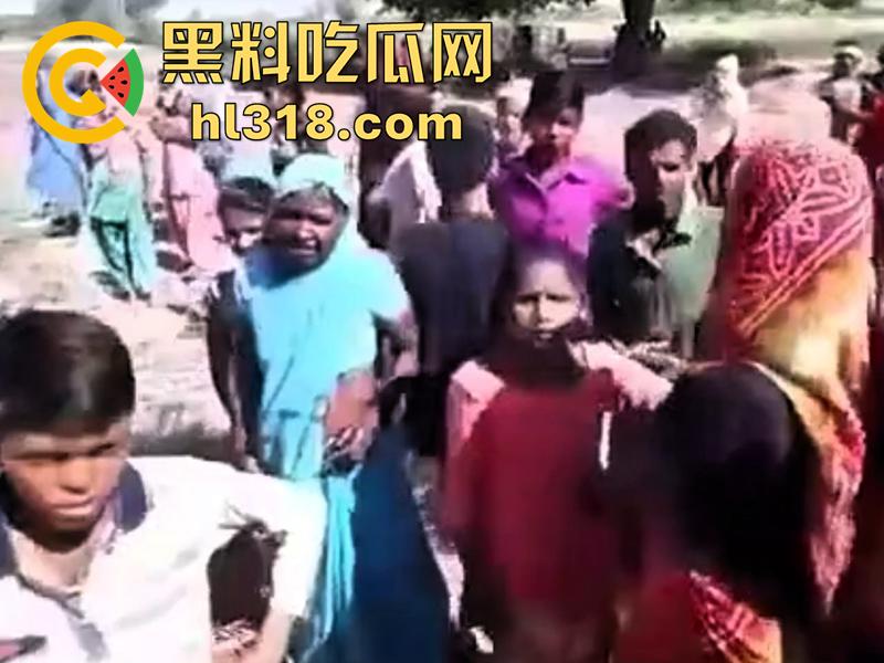 印度农场突发事故，男子偷闲抽烟时，遭同伴恶搞吓唬，竟意外卷入收割机，胸部以下被当场碾碎！-1