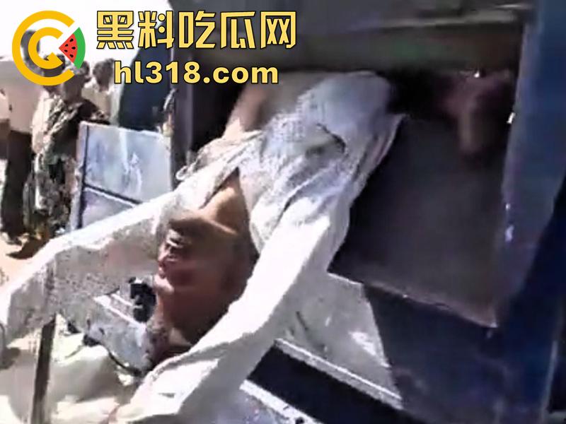 印度农场突发事故，男子偷闲抽烟时，遭同伴恶搞吓唬，竟意外卷入收割机，胸部以下被当场碾碎！-2