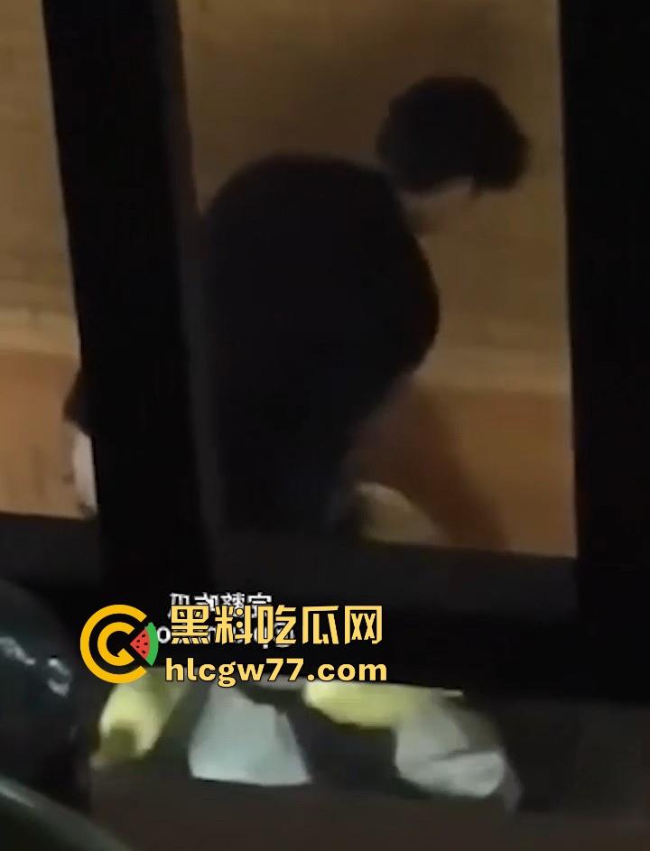 广西建设职业技术学院情侣校园野战被拍 小女友主动蹲地口 大学生真的是太会玩了！-3