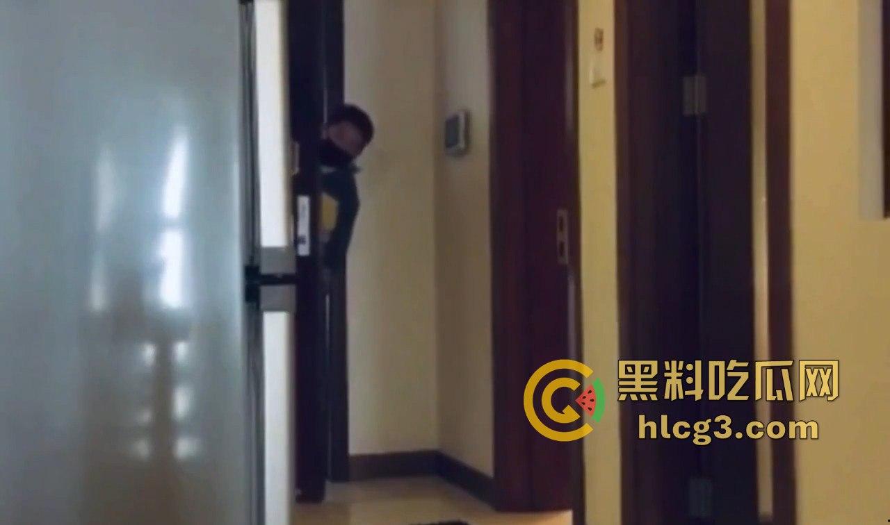 外卖小哥送餐被吃鸡！发情母狗强行诱惑，脱裤瞬间问‘有没有人’险酿仙人跳！-6