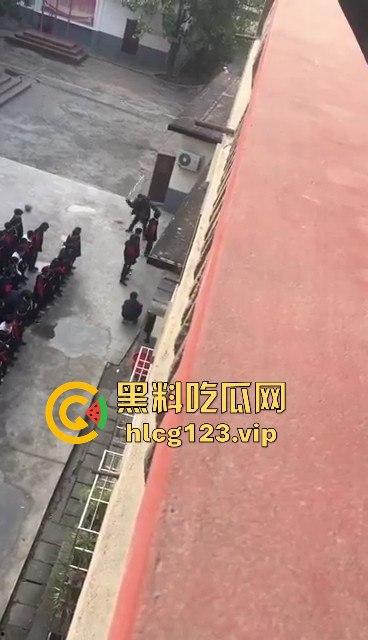 老师手太狠！学生惨遭暴力体罚，简直不是打人，是打出仇来了！-1