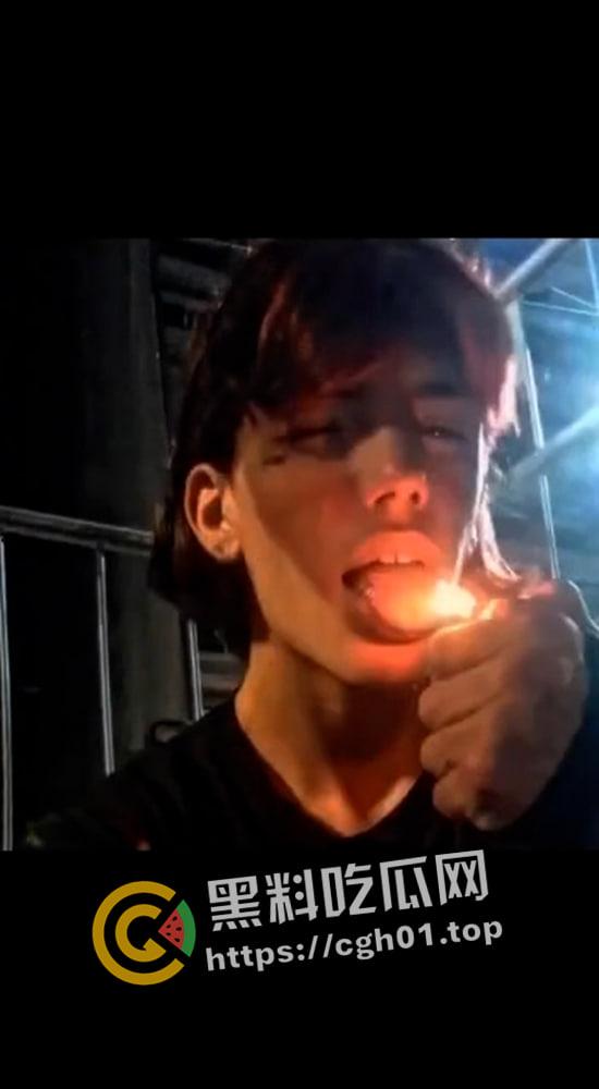 外网疯传！美国网红男娘被霸凌 带枪枪毙霸凌者 果然自由美利坚 枪战每一天-3