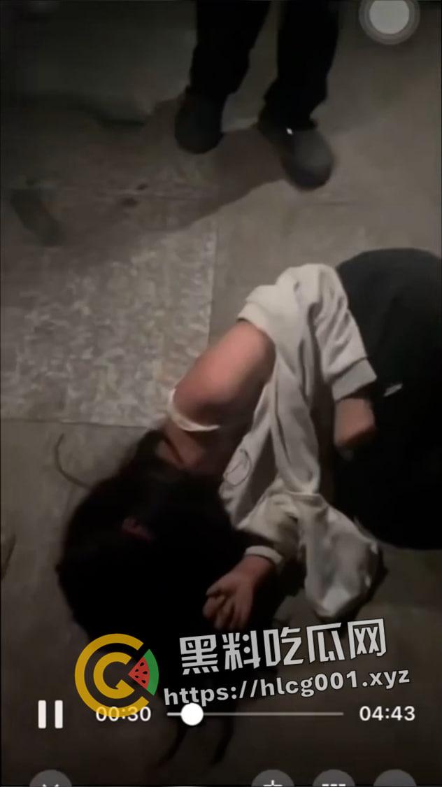 孝义商业街围殴女孩事件！衣服都给扯烂了 霸凌者面目全曝光 竟然全是小仙女 现场视频流出-7