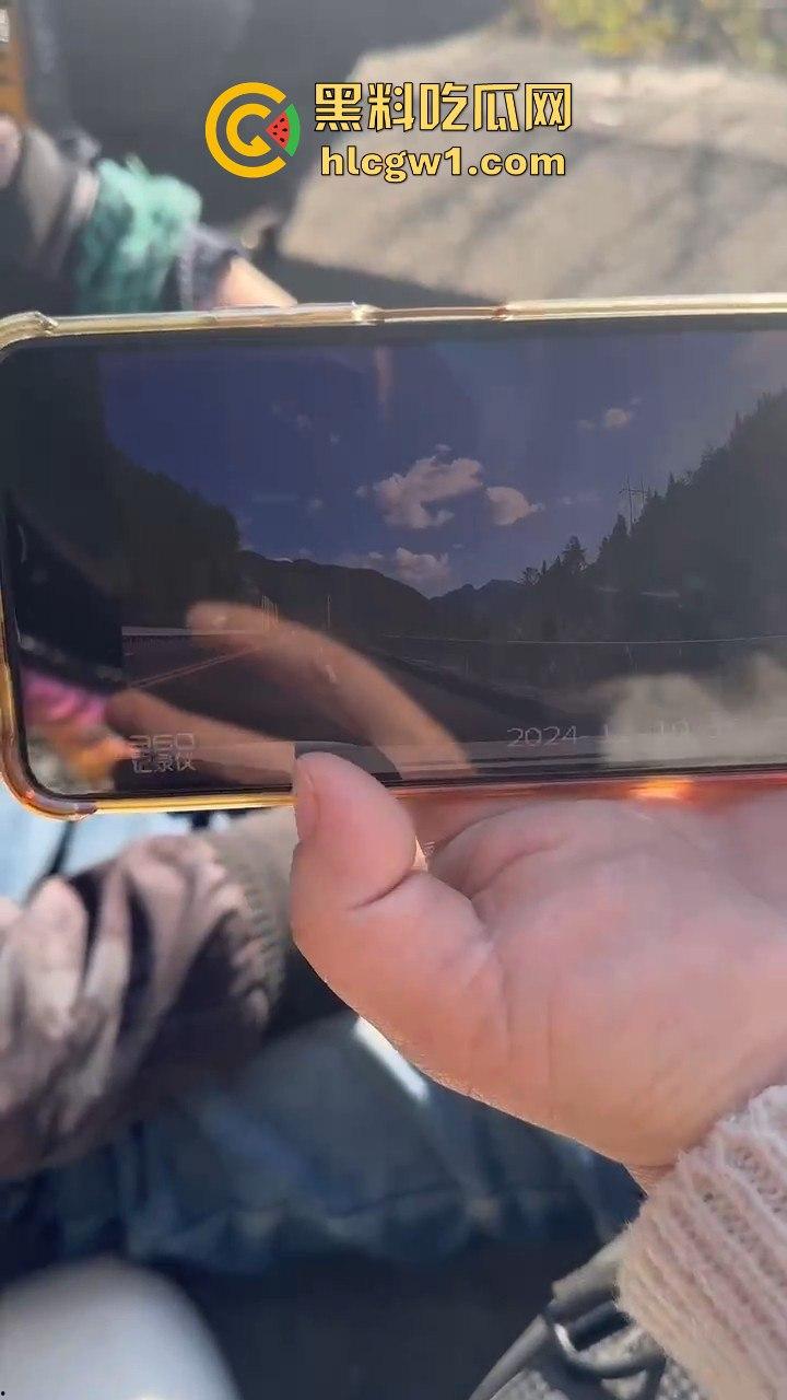 辽宁小车司机路怒找茬摩托骑手！以为没行车记录仪，直接上去撞，结果笑死了！-1