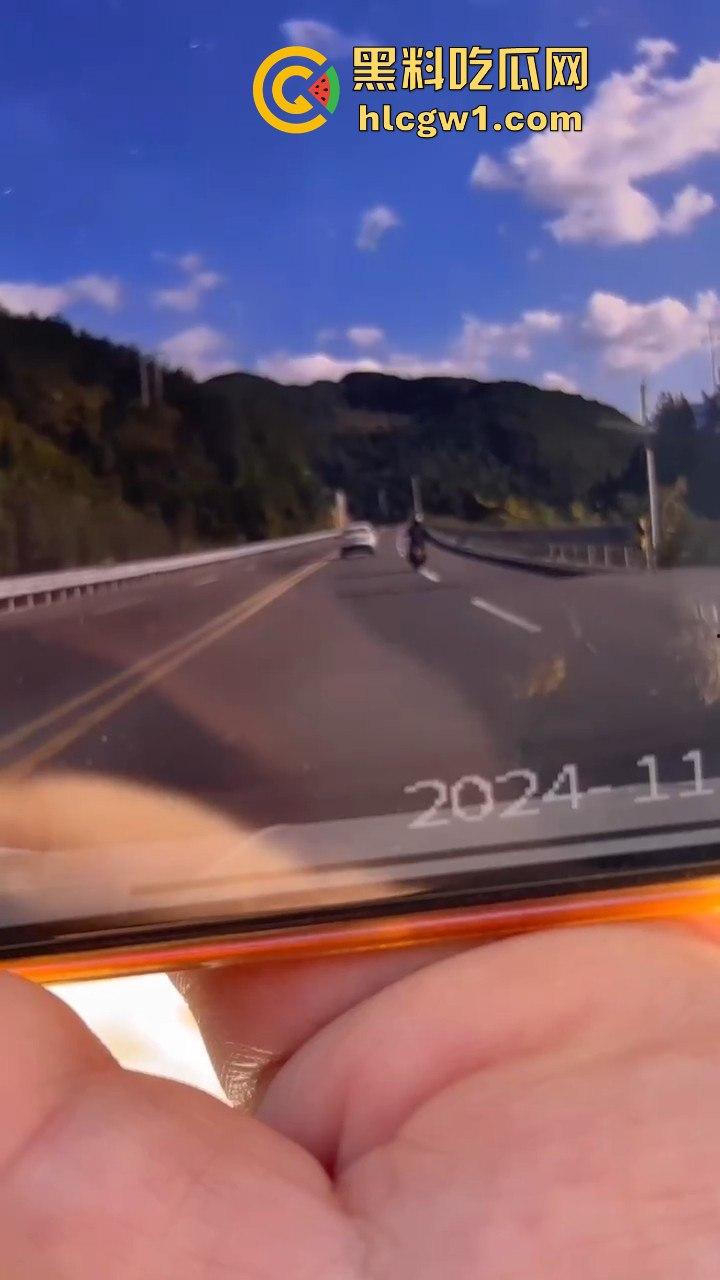 辽宁小车司机路怒找茬摩托骑手！以为没行车记录仪，直接上去撞，结果笑死了！-3