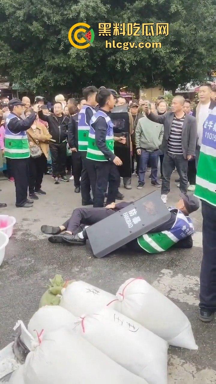 卖鱼商贩与城管爆发冲突！剪刀挥舞，两名城管被推倒，金牛区城管局称现场混乱不堪！-7