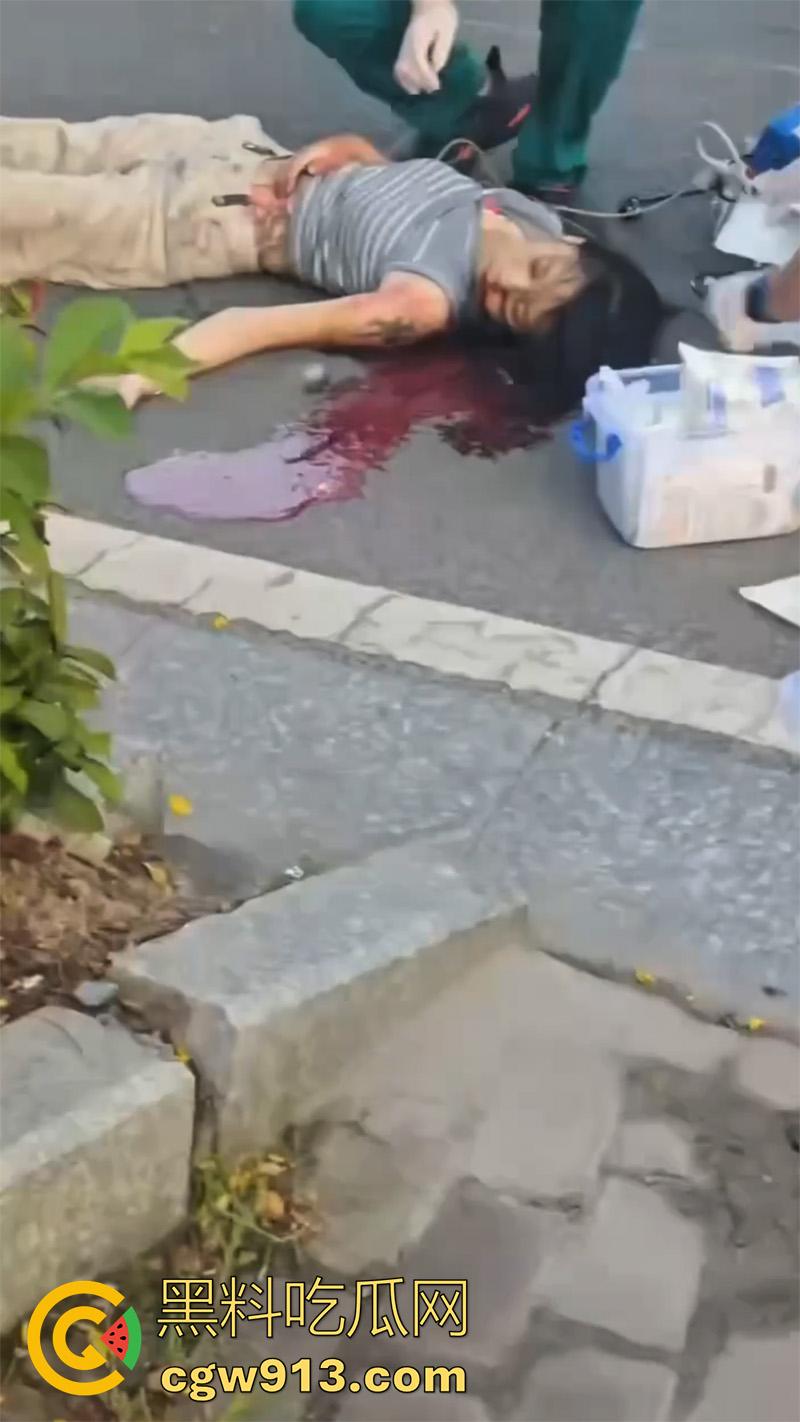 骑车扣逼送命真是爽死了！广东清远小仙女，骑车被后座精神小伙扣穴，结果爽过头出车祸，因未戴头盔当场死亡！-5