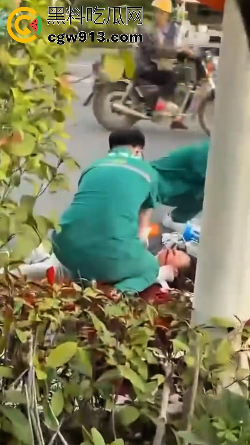 骑车扣逼送命真是爽死了！广东清远小仙女，骑车被后座精神小伙扣穴，结果爽过头出车祸，因未戴头盔当场死亡！-7