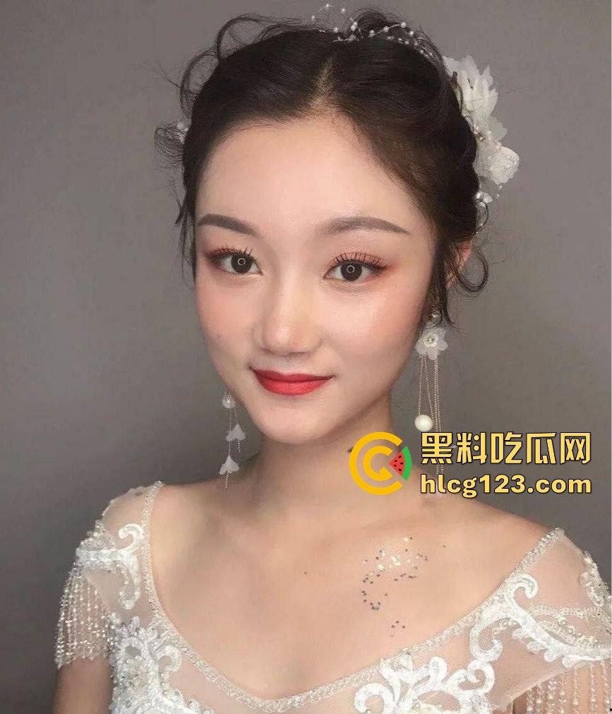 广州李平珊疯狂后入战情夫，肥臀高翘不止，叫声太撩人，白嫩肌肤欲罢不能！-1