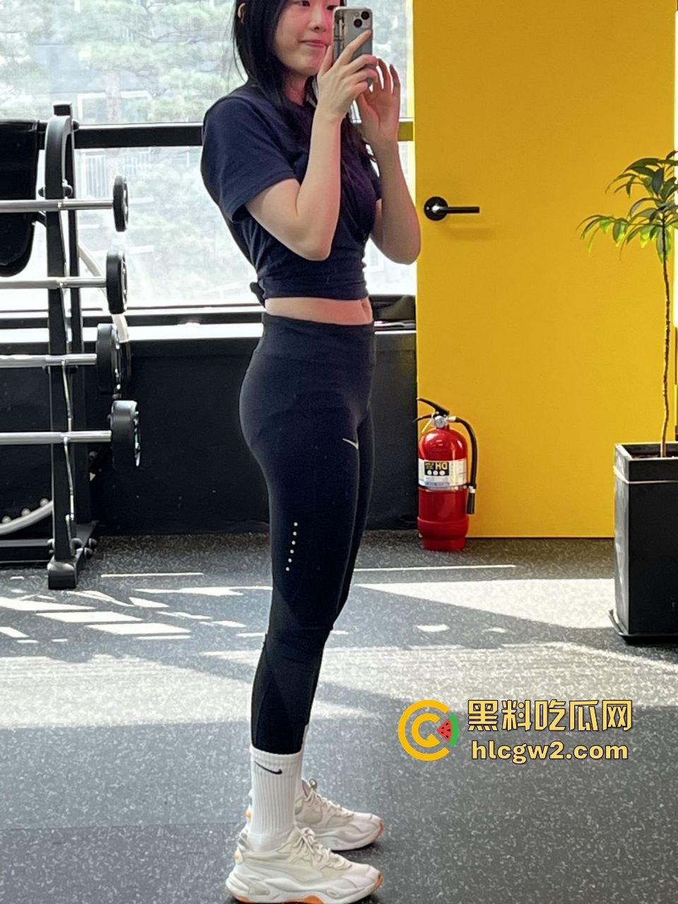 北京SOHO健身女教练【范珊珊】自拍自慰视频疯传，桃红奶晕勾引男学员报课，健身报得多还能上床？-17