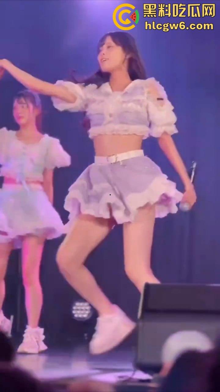 宅男挤爆日本女团演唱会，樱花妹不穿打底卖力热舞，胖次露得清清楚楚，前排观众嗨到失控！-2