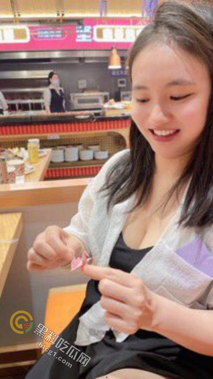 震撼眼球！极品人妻张小萍超市大胆摸奶，办公室野战引爆全网争议-1