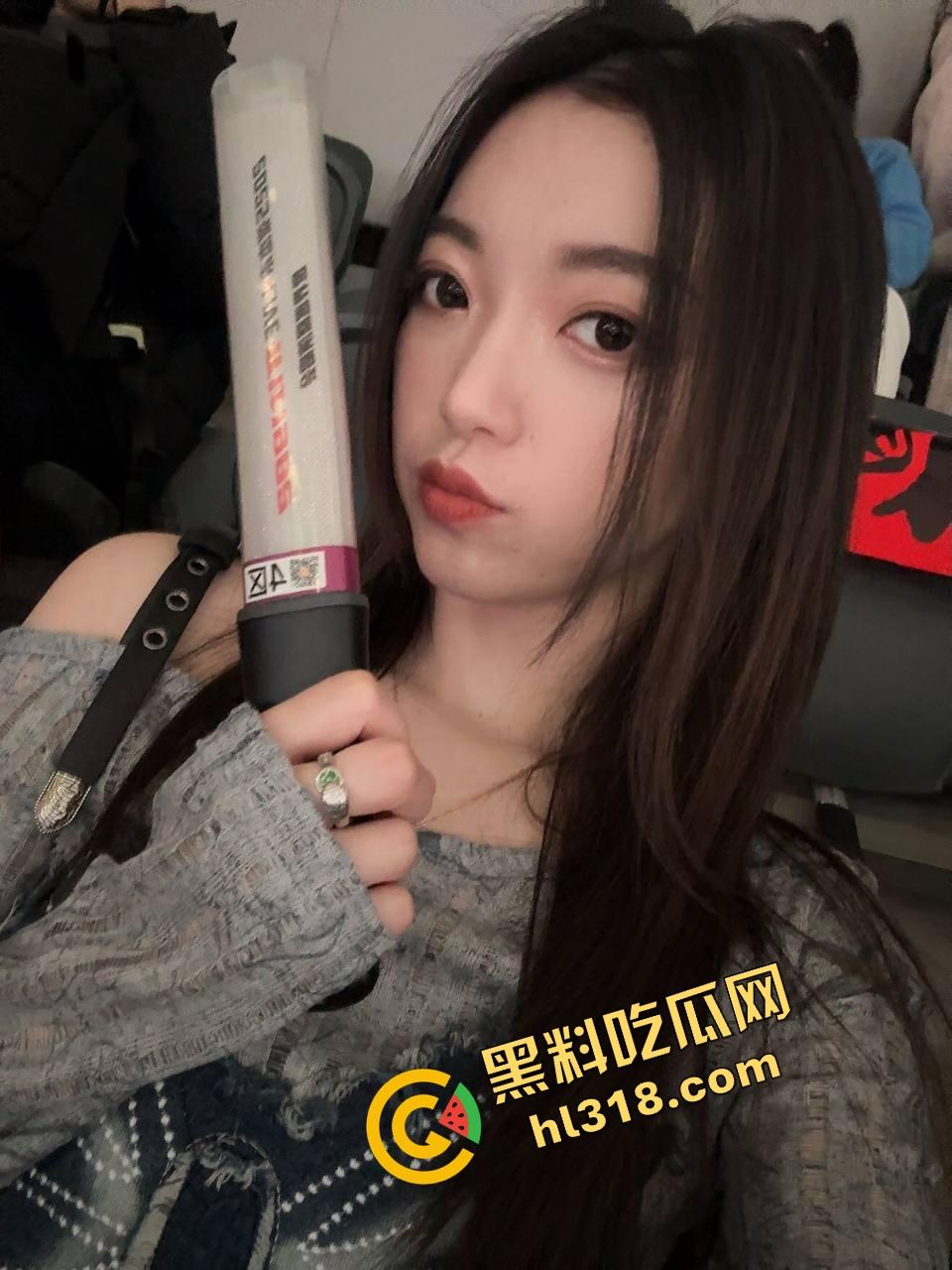 闺蜜电话聊工作，身后却被后入啪啪猛干，屁股拍到发烫还要强忍不叫，电话那头全程一头雾水！-1