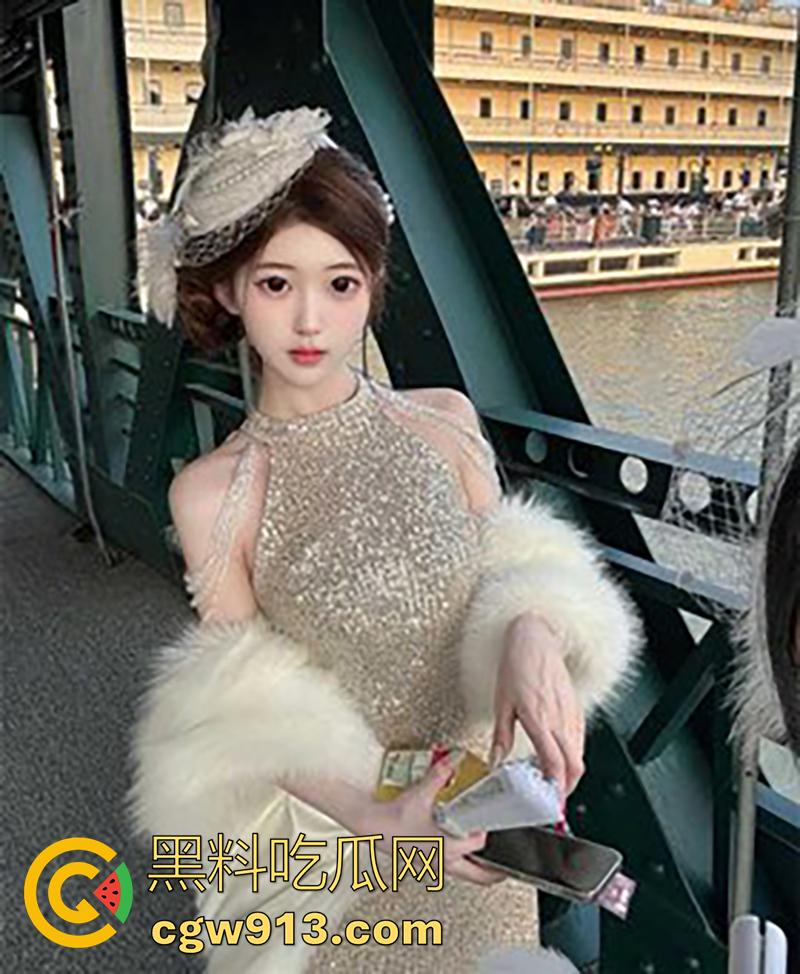 有钱人的生活好快乐啊！上海名媛【刘亚丽】，高颜值大奶长腿尤物，情趣女仆装开裆丝袜，被金主爆操视频流出！-4