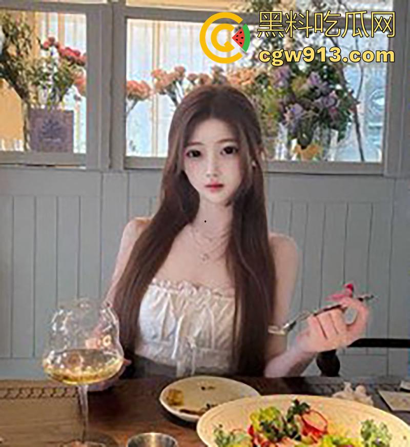 有钱人的生活好快乐啊！上海名媛【刘亚丽】，高颜值大奶长腿尤物，情趣女仆装开裆丝袜，被金主爆操视频流出！-6