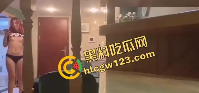 主人命令她勾引外卖小哥，她脱光了他却背过身，饿了么小哥怒斥我只是来送饭的，别搞这出！-1