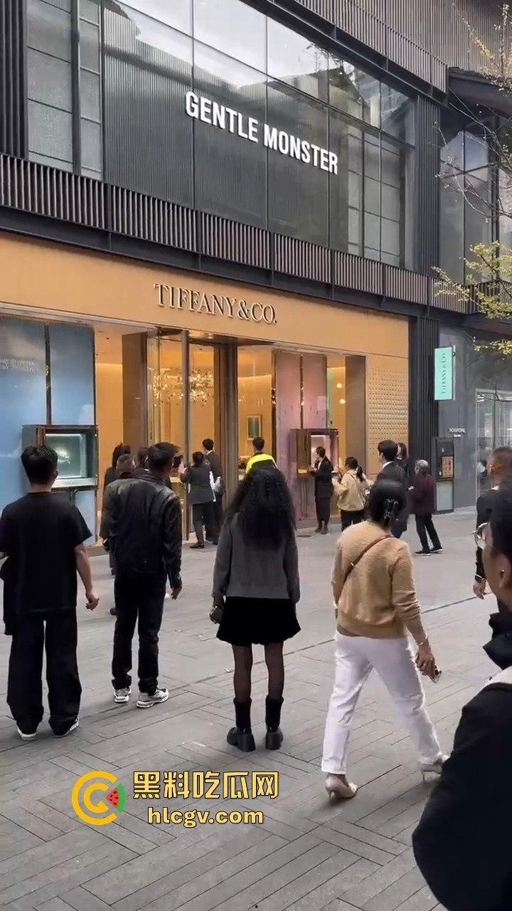 成都太古里00后女孩发疯砸店！要妈妈买Tiffany不买就砸，砸完还甩一句我有抑郁症，这不是笑死人吗？-9