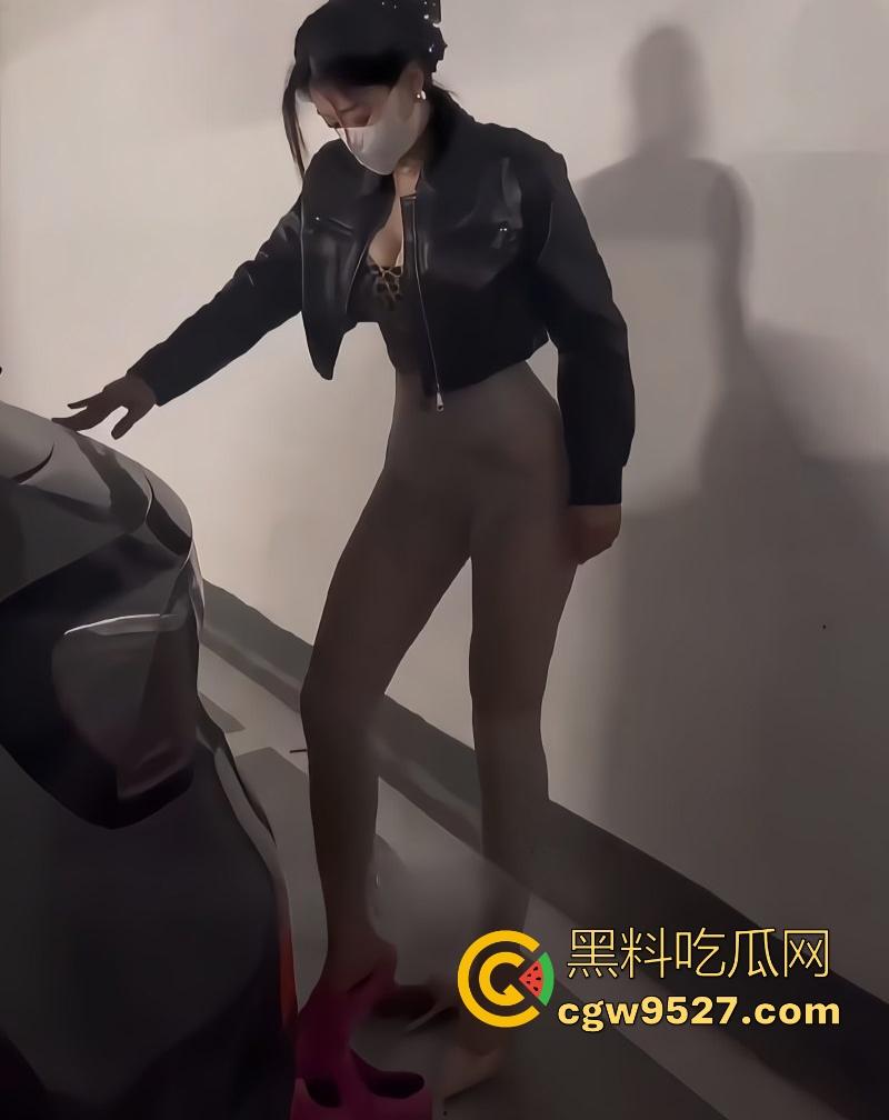 海角乱伦，骚母狗妈妈淫态撩人 浪逼被狂操喷汁，淫水喷得满床都是，浪叫得嗓子都哑了！-1