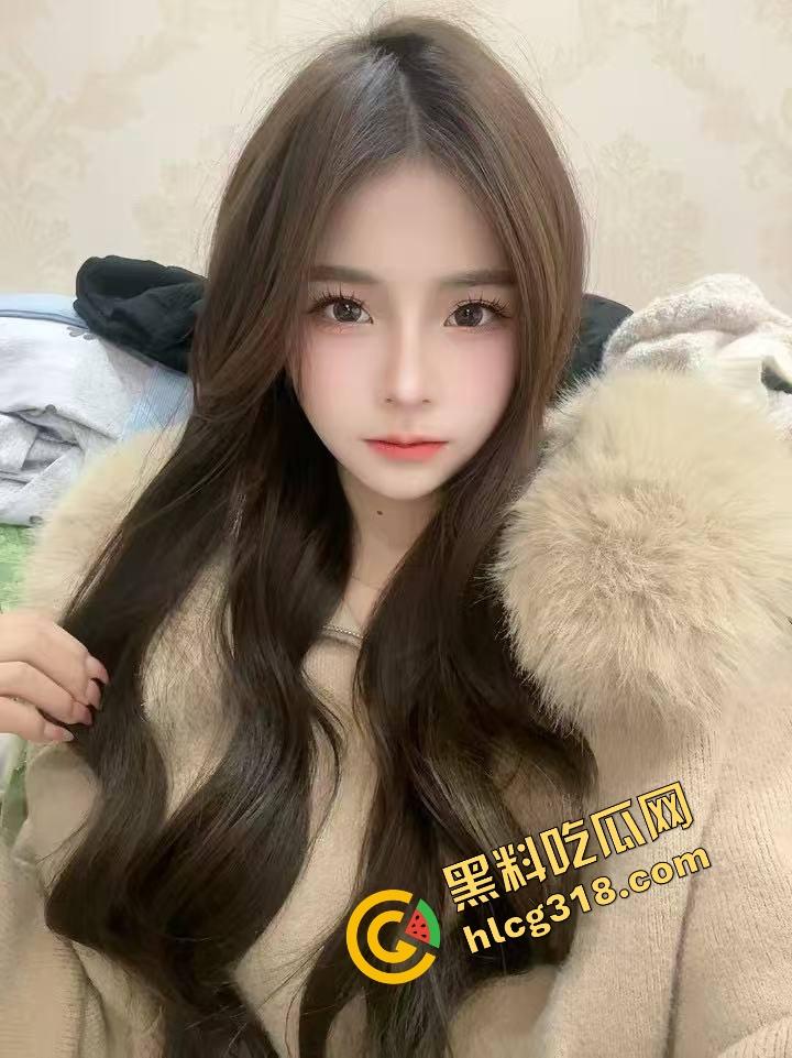 加拿大留学生白皮母狗『艾米丽』跪地含鸡巴像吃饭，嘴里不许发一声，喷脸都得舔干净！-3