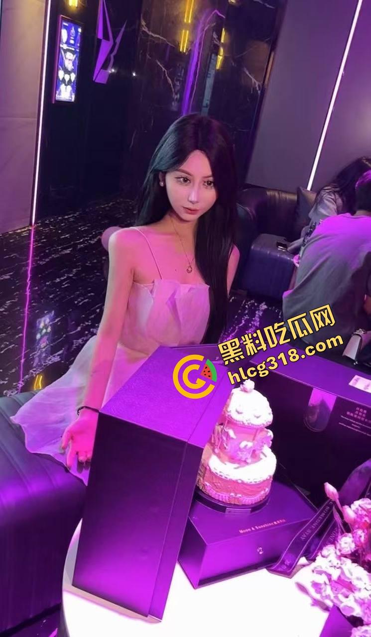 加拿大留学生白皮母狗『艾米丽』跪地含鸡巴像吃饭，嘴里不许发一声，喷脸都得舔干净！-7