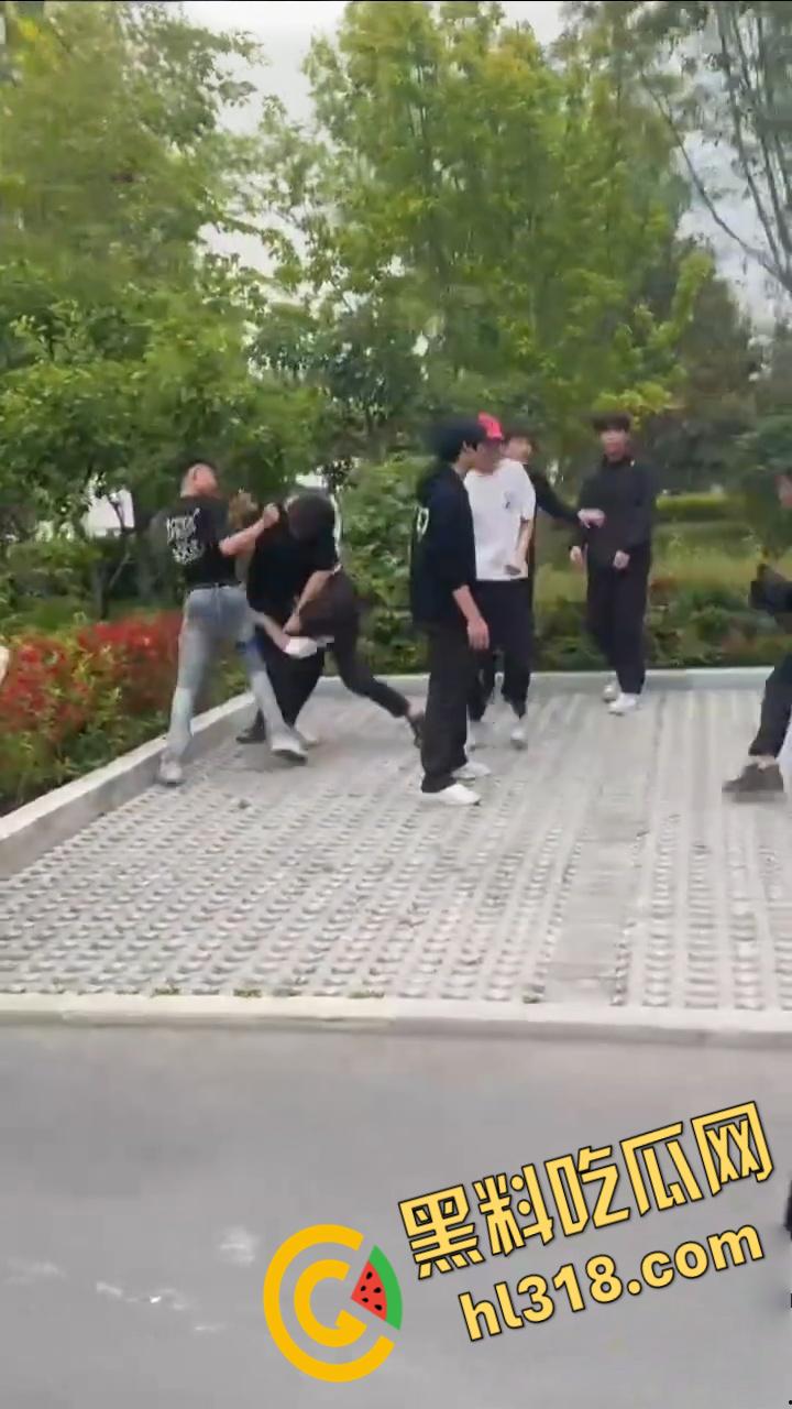 精神小伙为爱街头斗殴，两男子被一群人围殴，红毛白衣小伙被刀砍伤手臂，血流不止到处逃窜 !-1