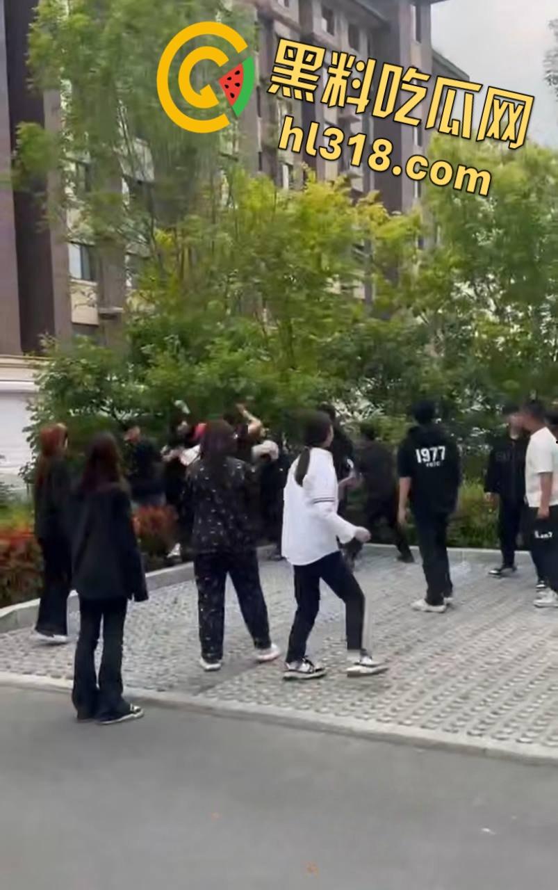 精神小伙为爱街头斗殴，两男子被一群人围殴，红毛白衣小伙被刀砍伤手臂，血流不止到处逃窜 !-2