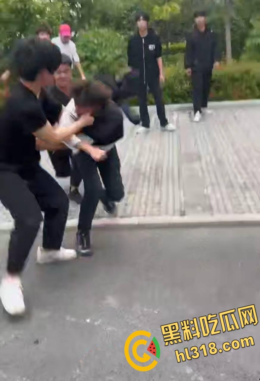 精神小伙为爱街头斗殴，两男子被一群人围殴，红毛白衣小伙被刀砍伤手臂，血流不止到处逃窜 !-3