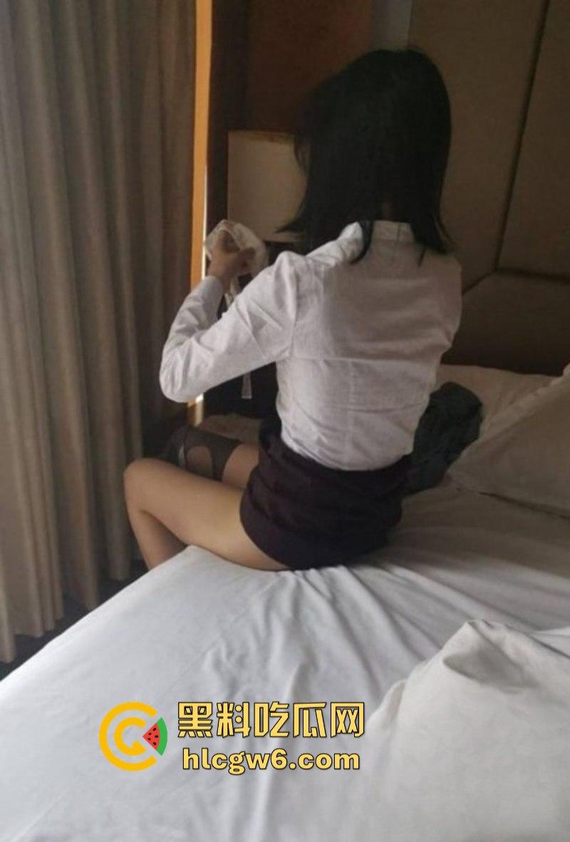 重庆渝北富豪【阿伦】8万包东方航空空姐 高挑美艳空姐酒店翘臀主动抽插 丝袜美腿勾魂摄魄！-7