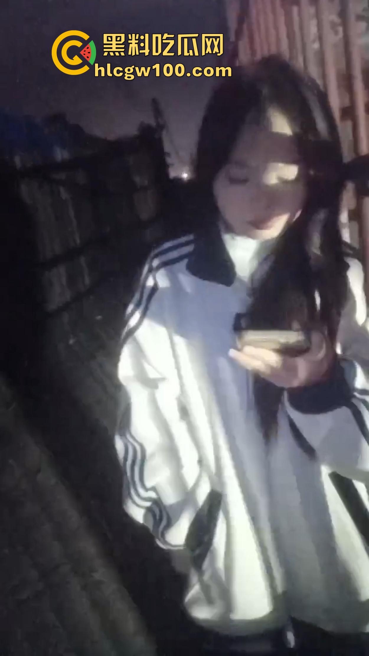 学生妹子放寒假都出来兼职站街，穿着校服卖快餐是勤工俭学还是逼良为娼？道德和地址哪个重要？-11