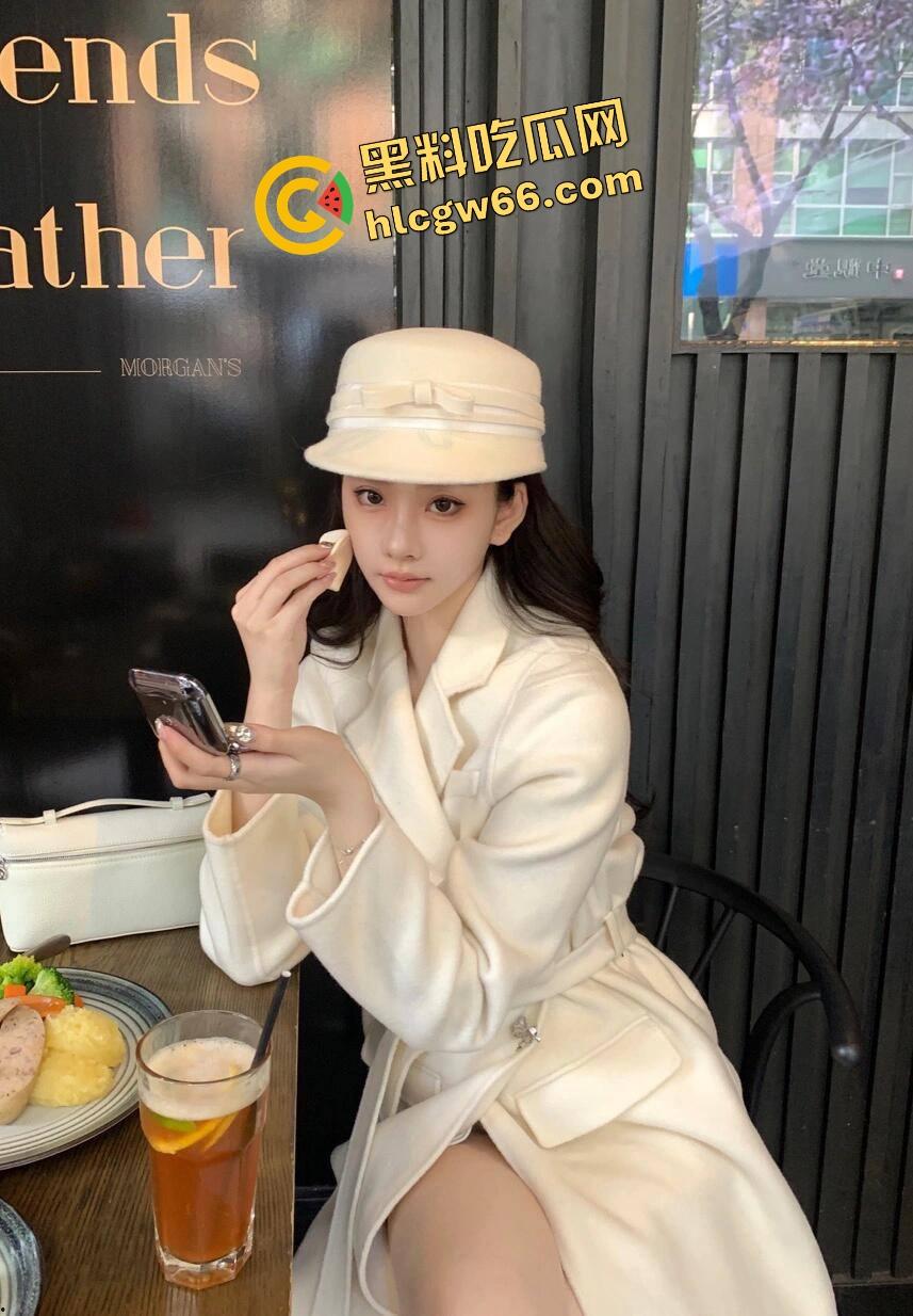 足控福利拉满，脚丫子一搓就爆浆，骚妹用脚玩鸡儿玩得贼6，三分钟不到就给你榨出来，谁还用手啊？-2