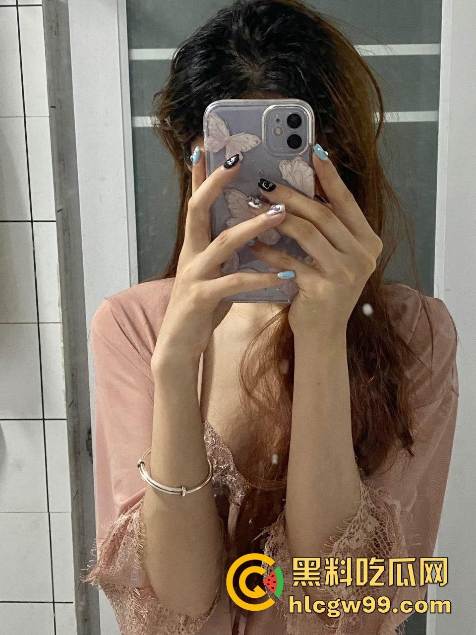 安徽师范大学女大学生【蒋弱弱】情趣内衣自拍骚照，酒店全裸自拍，最爱被大鸡巴从后面怼穿！-15