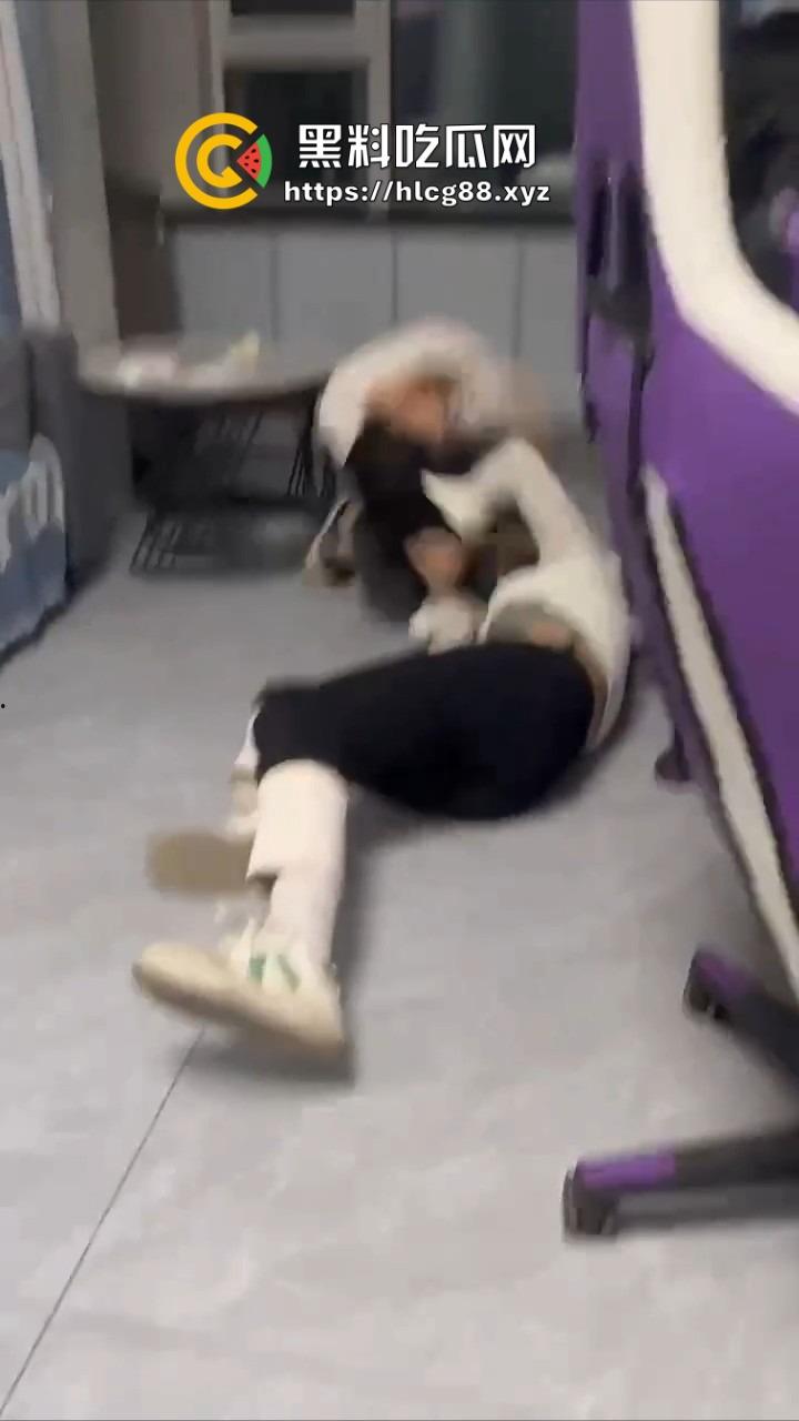 电竞酒店男友前头1V3猛干岳山开团，女友后头跟骚闺蜜撕逼扯奶子，把好姐妹内衣都差点扯出来！-3