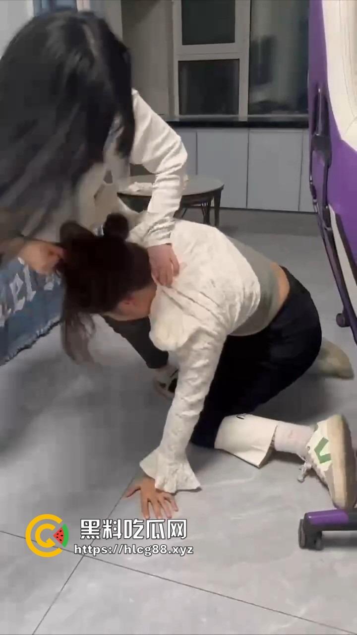 电竞酒店男友前头1V3猛干岳山开团，女友后头跟骚闺蜜撕逼扯奶子，把好姐妹内衣都差点扯出来！-9