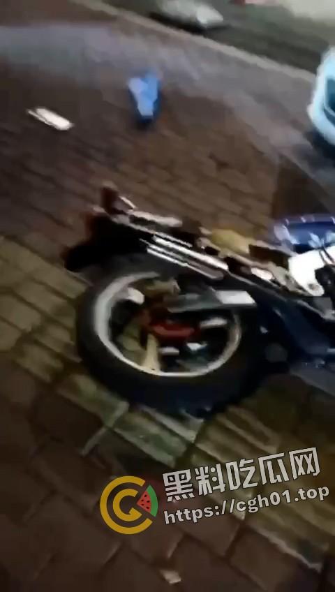 大快人心！广西精神小伙深夜飙车失误 脑浆都撞出来撒一点 血腥慎点-6