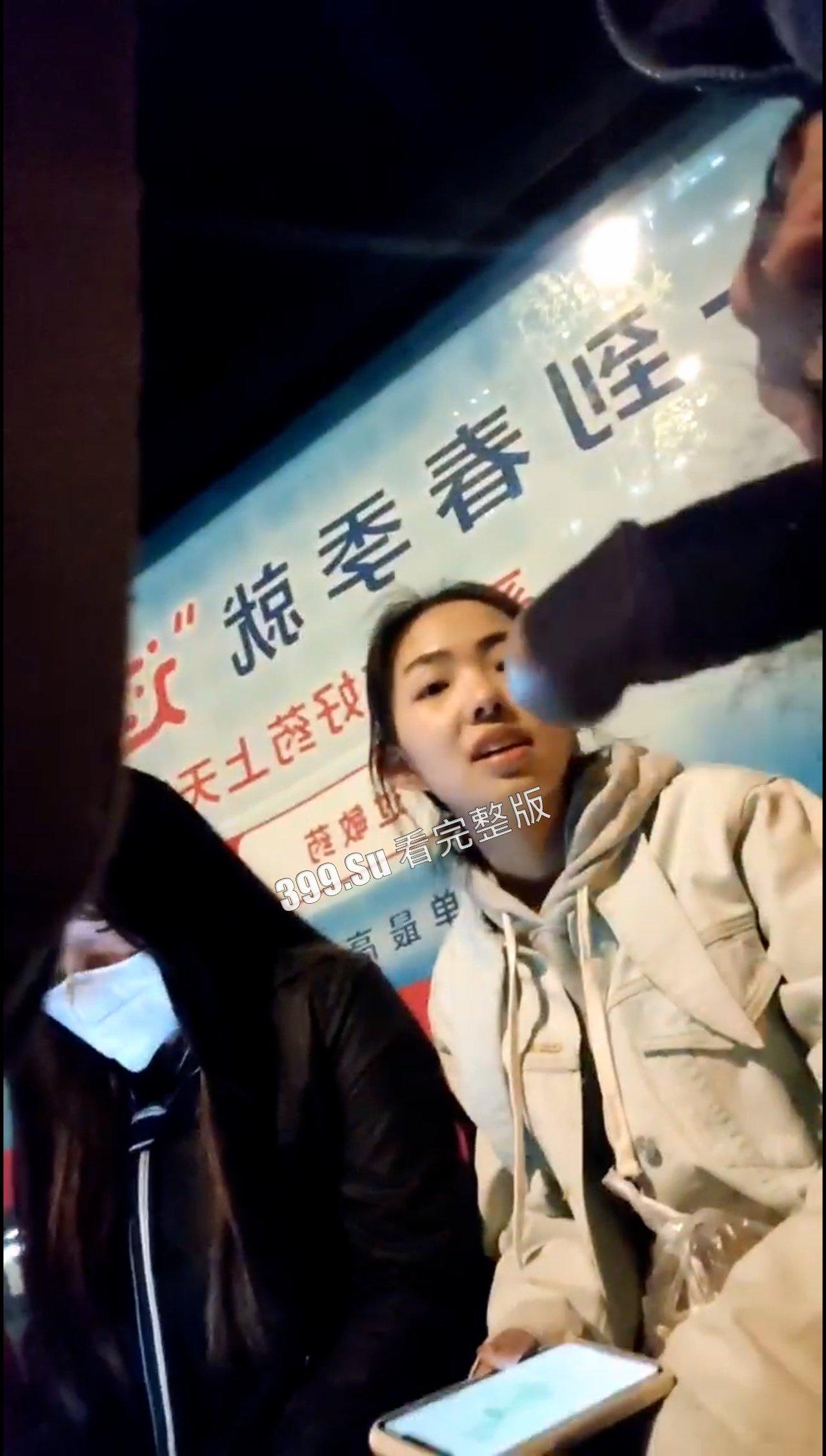 国产大变态街射  小鸡吧都快要递到人家嘴边了  给小仙女们吓的一激灵-9