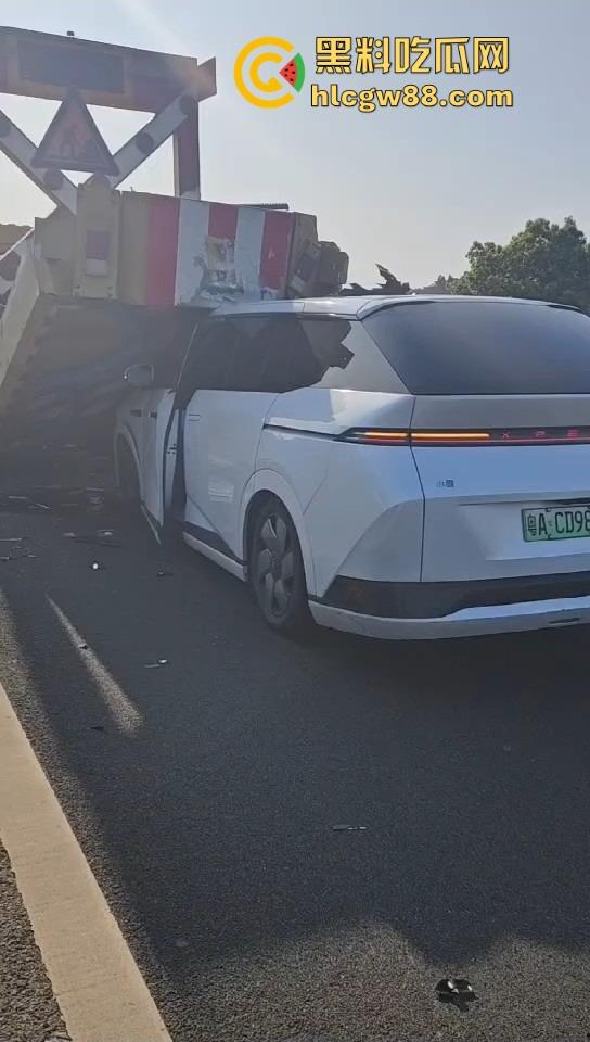广东小鹏智驾直接失智，高速接管30码直接撞上故障车，气囊都不弹，NGP一夜变NG死？-9