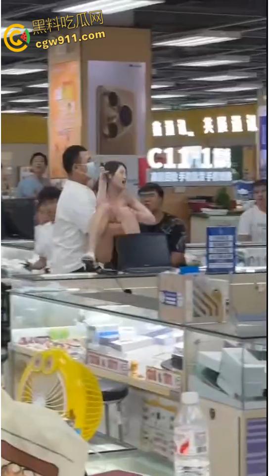 屌丝男给网红美女分期买手机，还没还完就分手了，妹子欲倒卖被现场锁机，撒泼闹事被强制拖出商场！-6