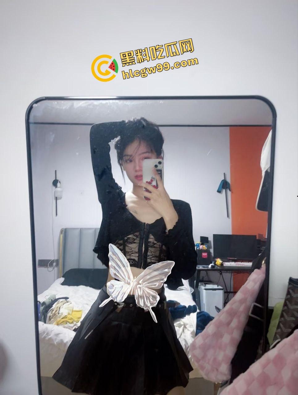 贵州饥渴反差骚鸡【周雨】肾虚男网购炮机刺激插逼，沙发上不停喷水至流水一地！独家曝光流出！-4